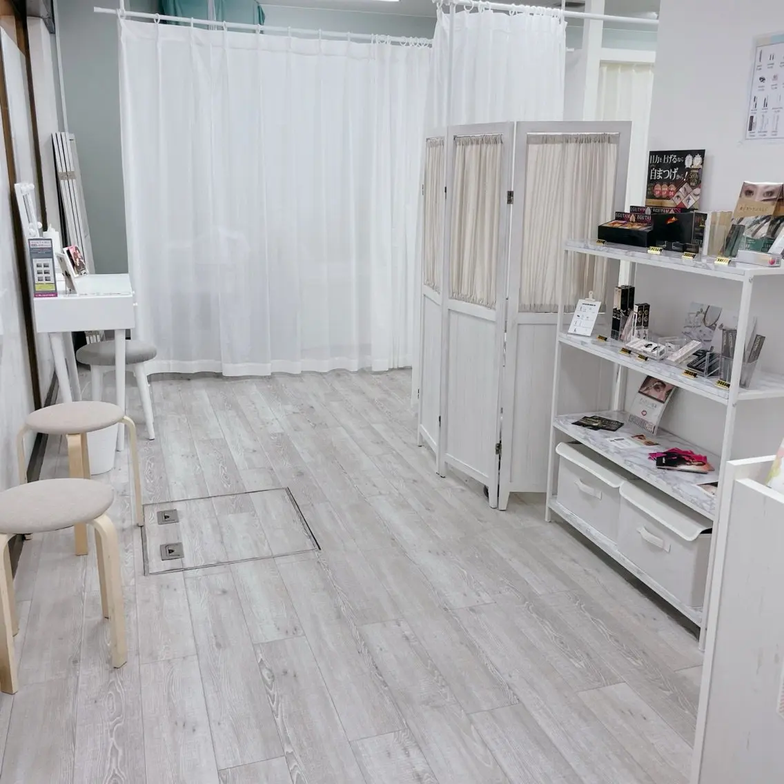 アイブロウサロン WHITE EYE枚方店の内観・外観1