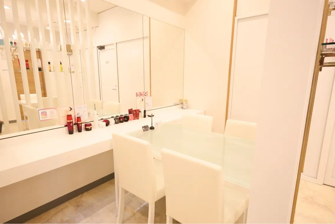 ニキビ専門サロンoliss新宿店の内観・外観1
