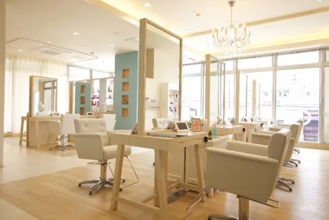 ヘアメイクアージュ下大利店の内観・外観1