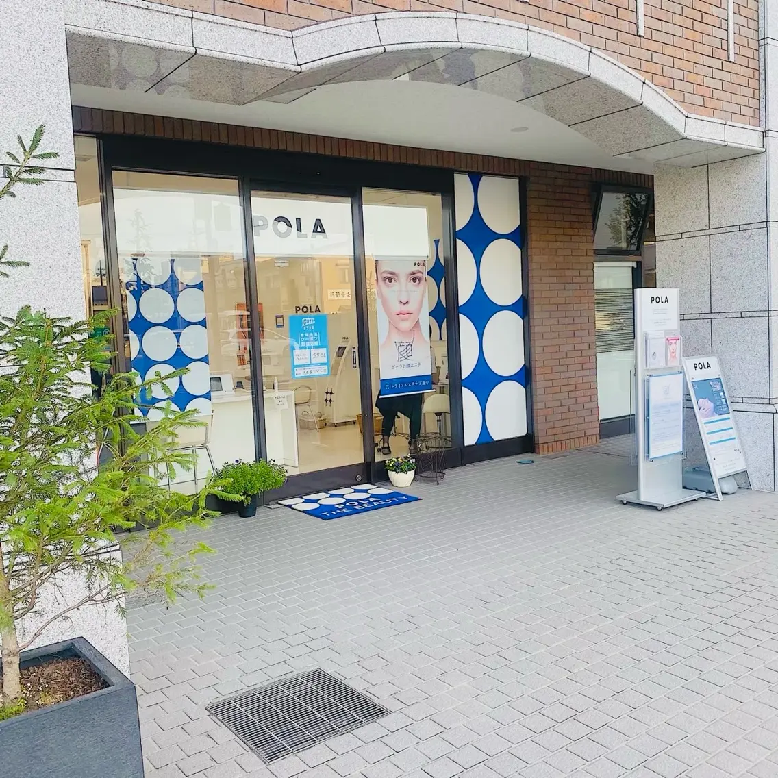 POLA  近江八幡ブーメラン通り店の内観・外観1