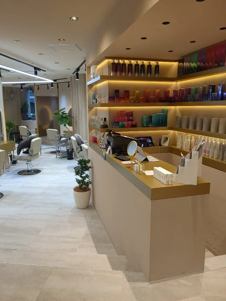 youres hair 仙台店の内観・外観2