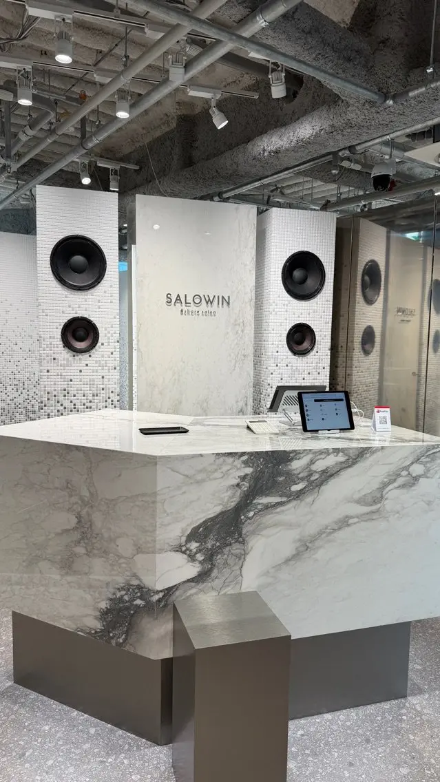 SALOWIN 梅田茶屋町ROOF店の内観・外観1