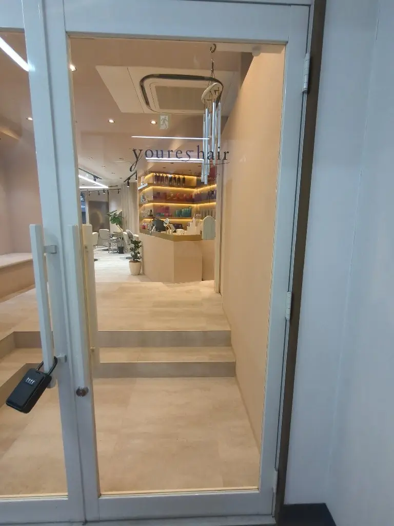 youres hair 仙台店の内観・外観1