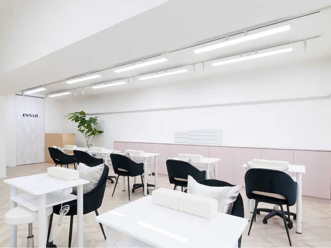 es NAIL 新宿西口店の内観・外観2