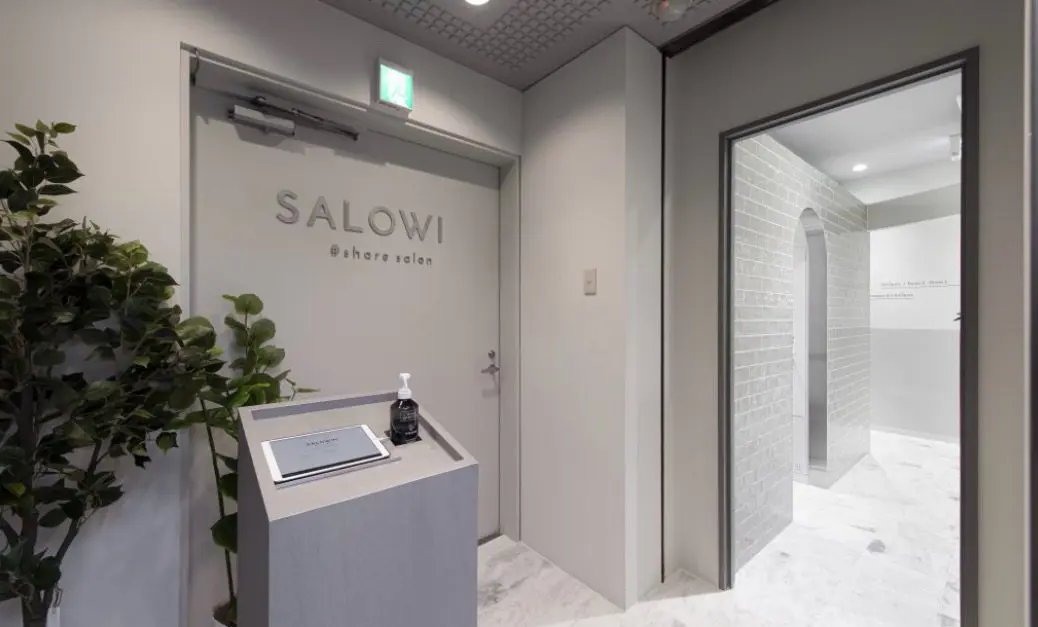 SALOWIN新宿三丁目店の内観・外観1