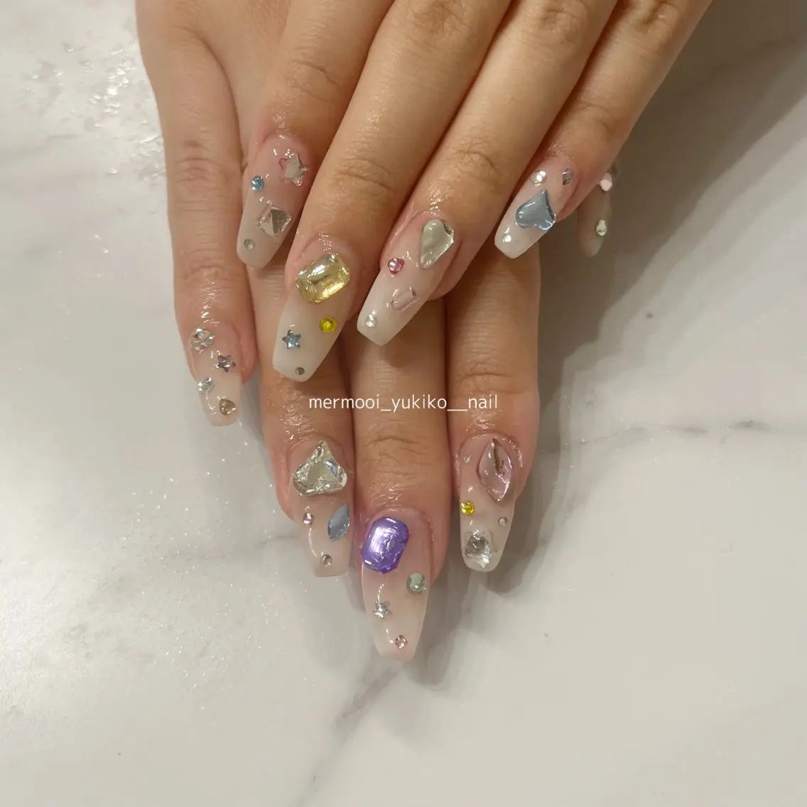 ネイル キラキラネイル ロングネイル ワンホンネイル mermooi nailのネイルデザイン