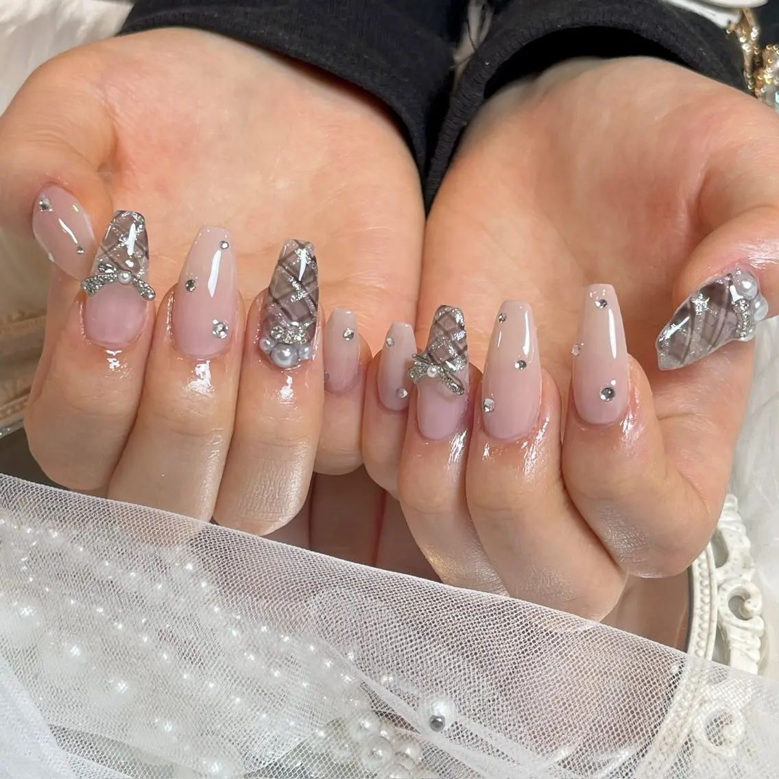 ネイル ガーリー 持ち込み ストーンネイル ハンドネイル yurika 🌷.*･ﾟのネイルデザイン
