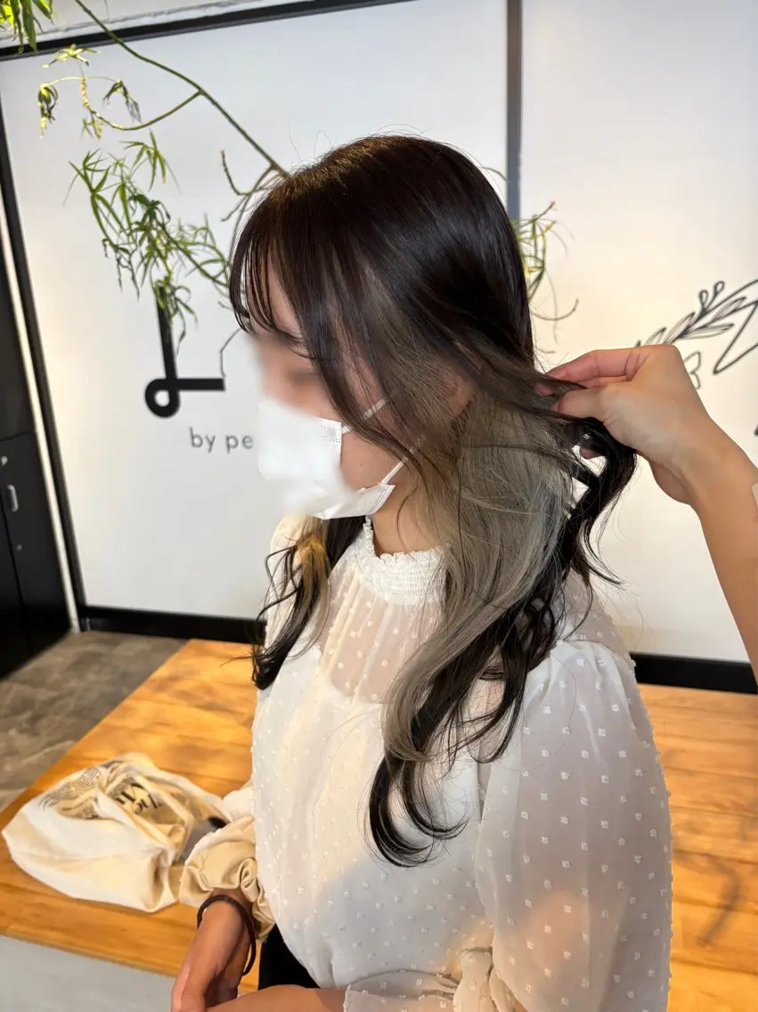 カラー 岩崎 郁音のヘアスタイル