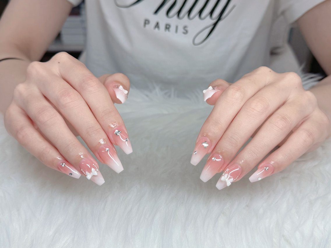 ネイル キラキラネイル 韓国ネイル ストーンネイル ネイルチップ ワンホンネイル ハンドネイル GOHOUBI Nail 心斎橋店のネイルデザイン