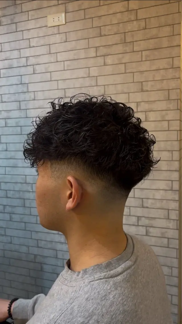 ショート パーマ メンズ フェードカット スペインカール カット パーマ 海外風メンズ🇺🇸 💈N.Yuto💈のヘアスタイル