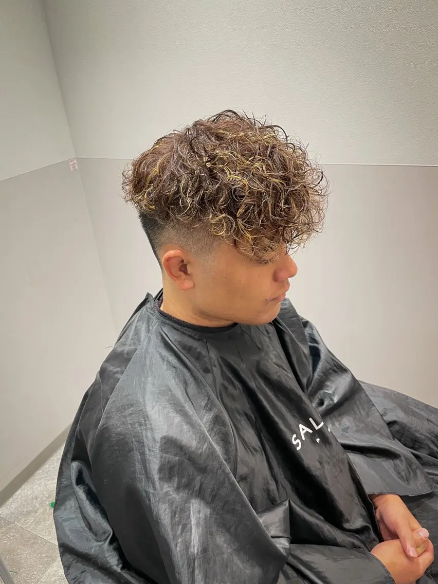 カラー パーマ メンズ フェードカット メンズハイライト メンズパーマ スペインカール ハイライトカラー カット ヘアカラー パーマ 熊本メンズパーマ/ 飽田 優人のヘアスタイル