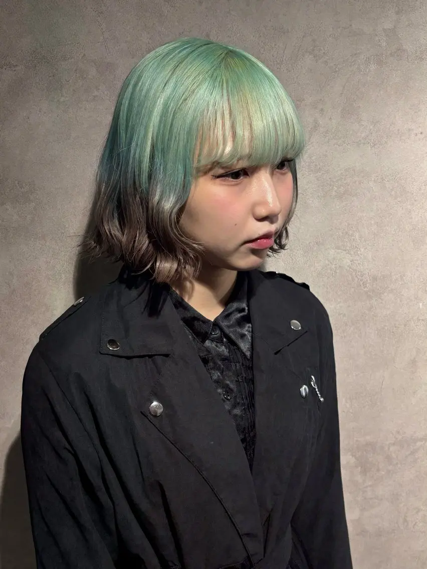 ミディアム ハイトーン YONIのヘアスタイル