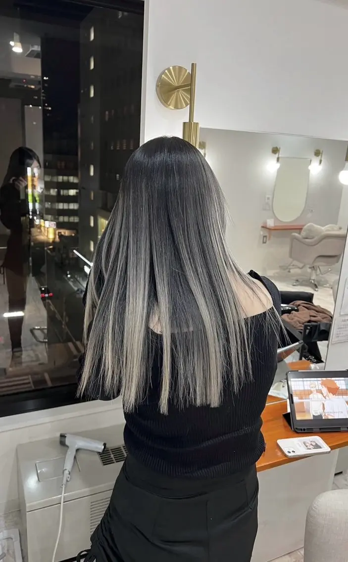 セミロング カラー バレイヤージュ シルバー ホワイトシルバー レイヤーカット ヘアカラー トリートメント 指名数No.1 /NAOYAのヘアスタイル