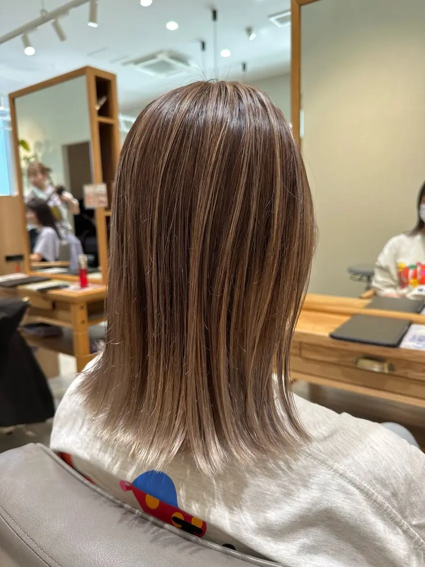 ミディアム カラー 切りっぱなしボブ バレイヤージュ ボブ レイヤーカット 永野真也 透明感カラー🪞のヘアスタイル