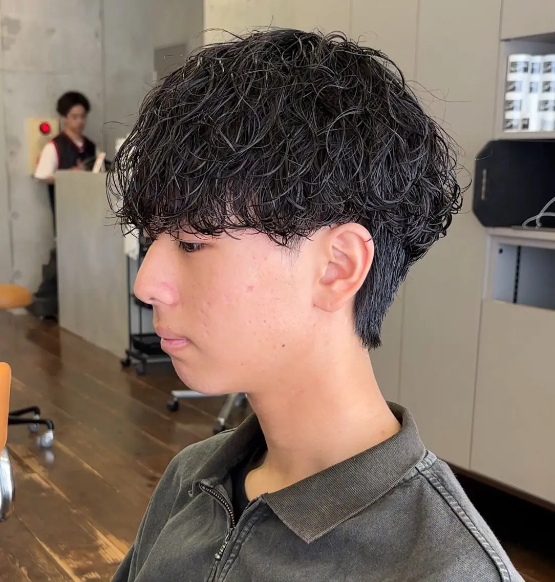 ミディアム パーマ メンズ ミディアムパーマ メンズパーマ 波巻きパーマ スパイラルパーマ 🌀パーマ特化 美容師🌀/しゅんのヘアスタイル