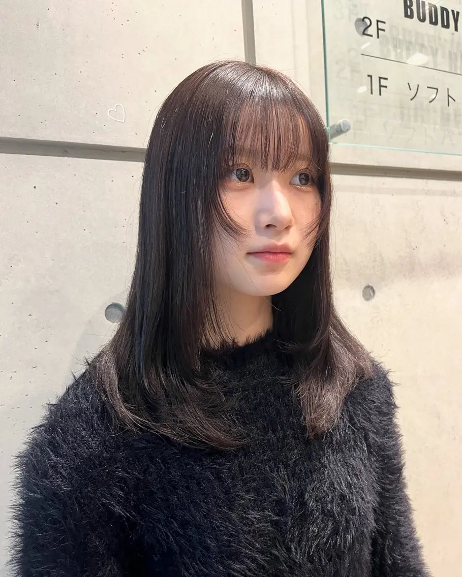 セミロング アッシュ レイヤーカット 透明感カラー人気 ナンバーワンMIYUのヘアスタイル