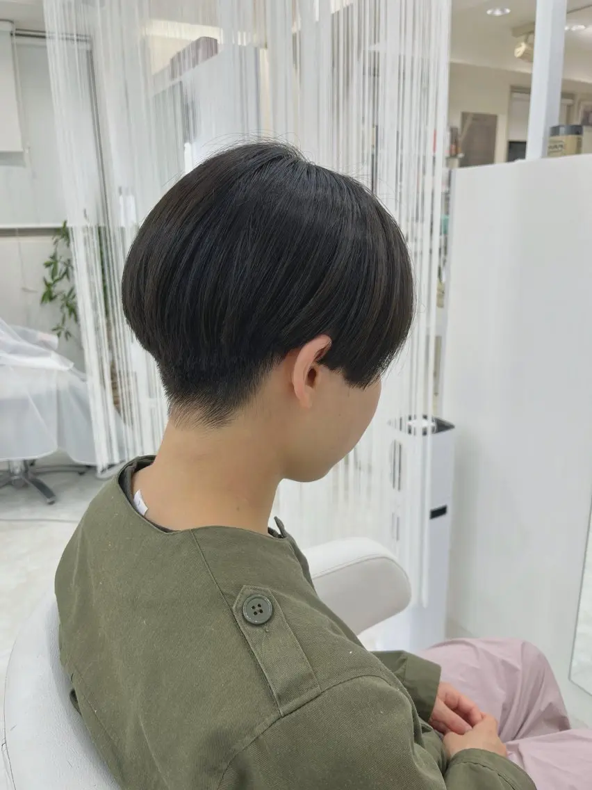 ショート カラー ベージュカラー オリーブベージュ カット ヘアカラー 山森 大地のヘアスタイル