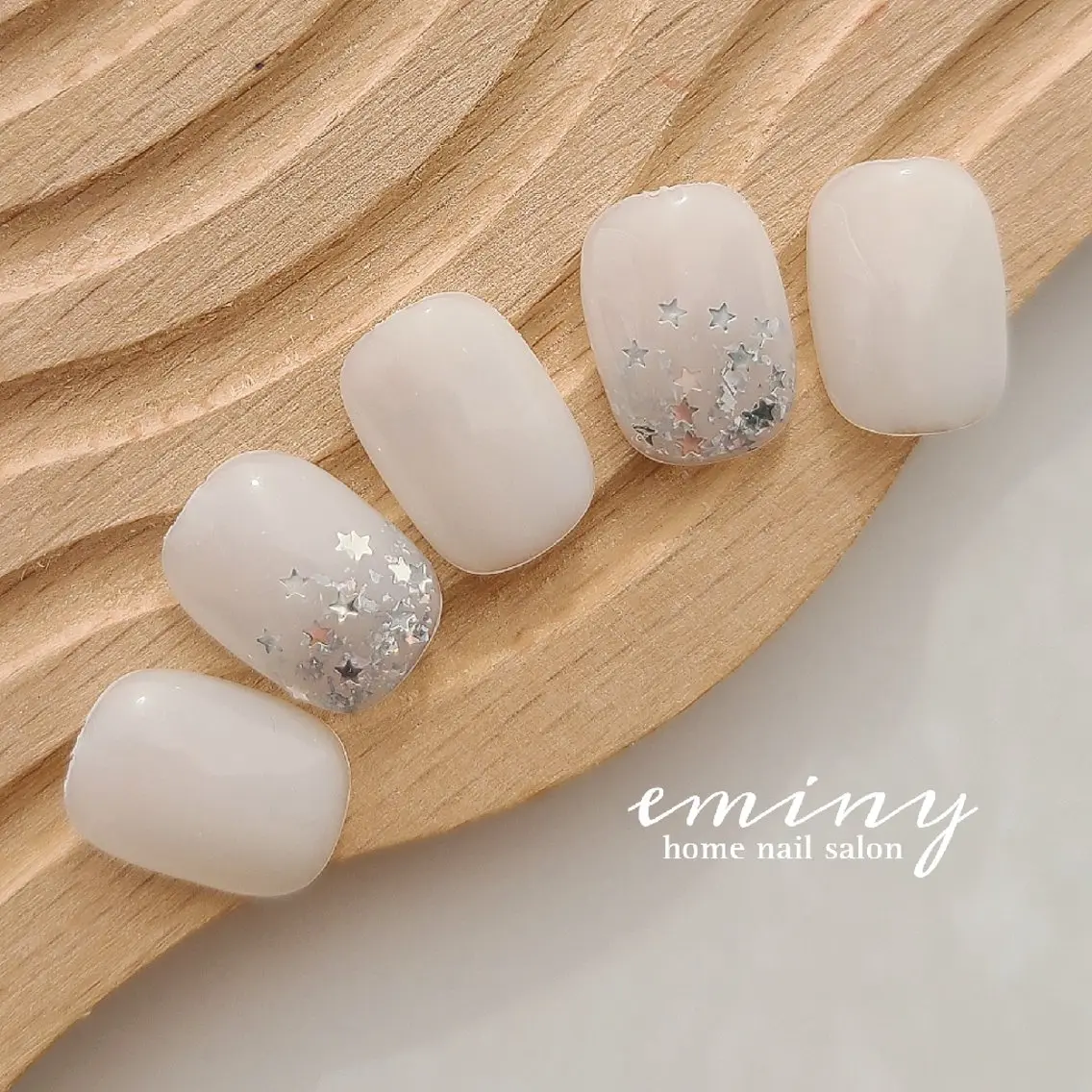 ネイル ホログラムネイル キラキラネイル ホワイト 冬ネイル クリスマス ハンドネイル nail salon  eminyのネイルデザイン