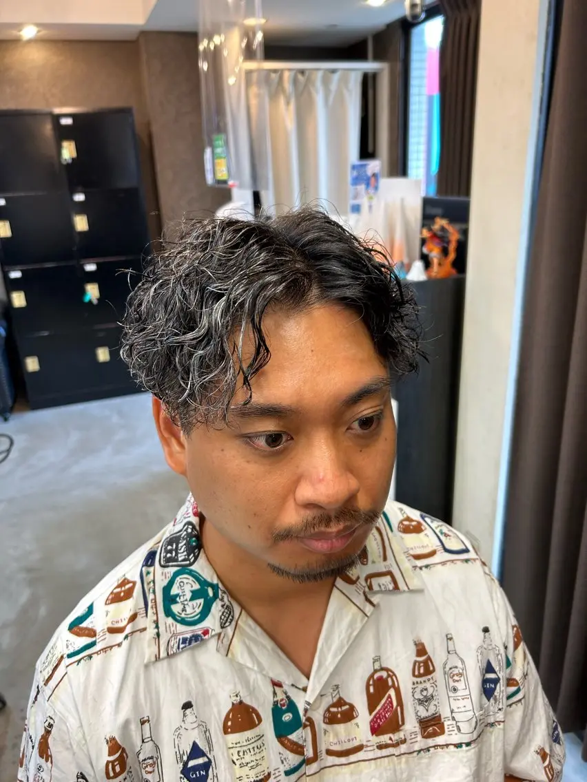 ショート パーマ メンズ メンズパーマ ツイストスパイラルパーマ スパイラルパーマ トミモト アユムのヘアスタイル
