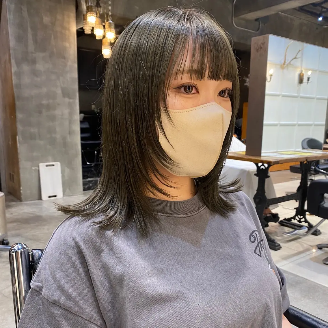 ミディアム カラー ブリーチ グレージュ オリーブグレージュ オリーブグレー 顔まわりレイヤー カット ヘアカラー トリートメント メンズヘア/パーマ/ SHOUTOのヘアスタイル
