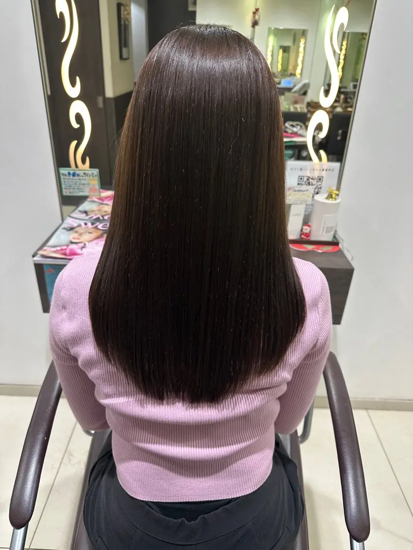 セミロング 木曜日空きあり‼️ 艶々カラー🩷のヘアスタイル