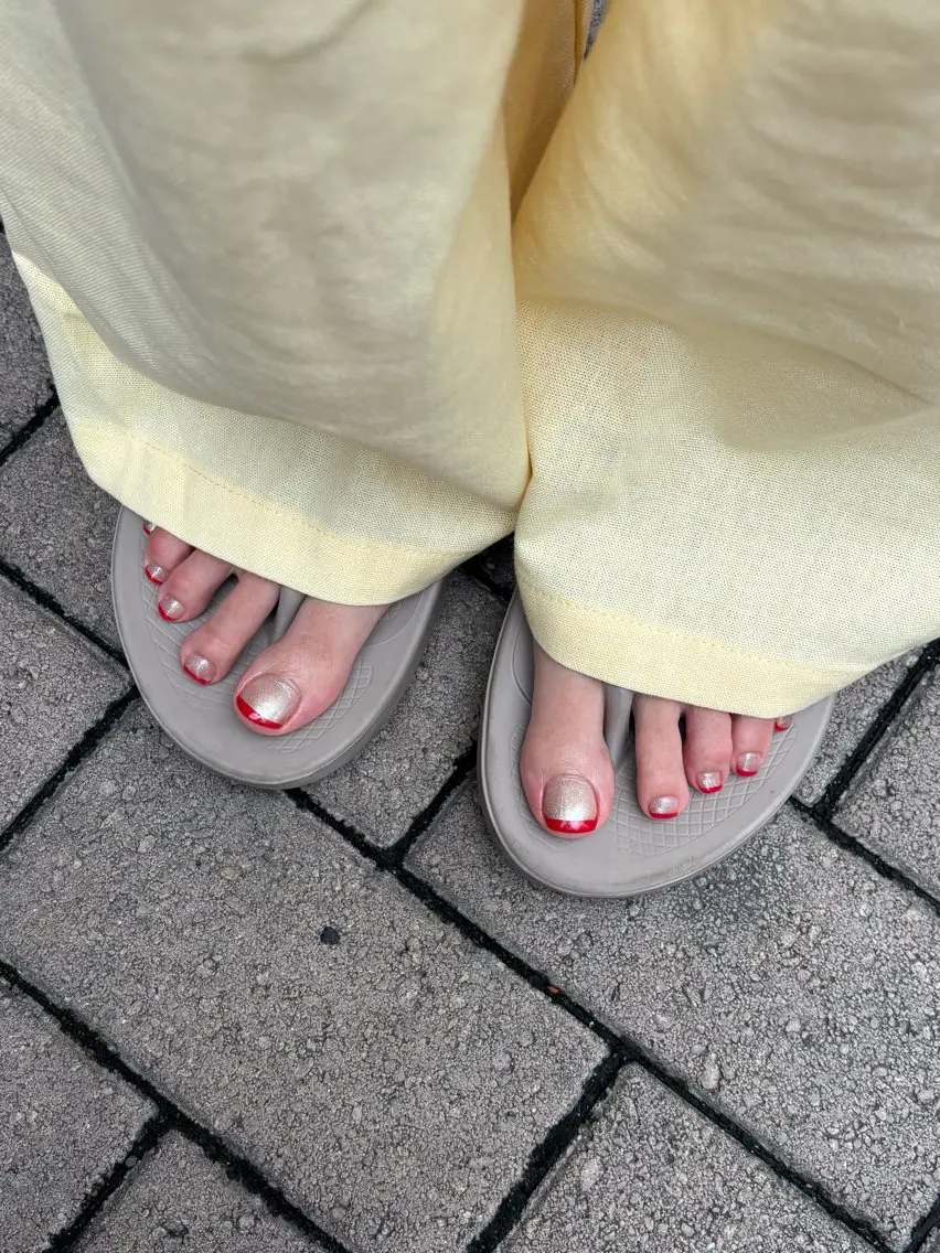 ネイル フットネイル フレンチネイル キラキラネイル ラメ(グリッター) 持ち込み フットネイル muu.表参道 まつげネイルヘアーのネイルデザイン