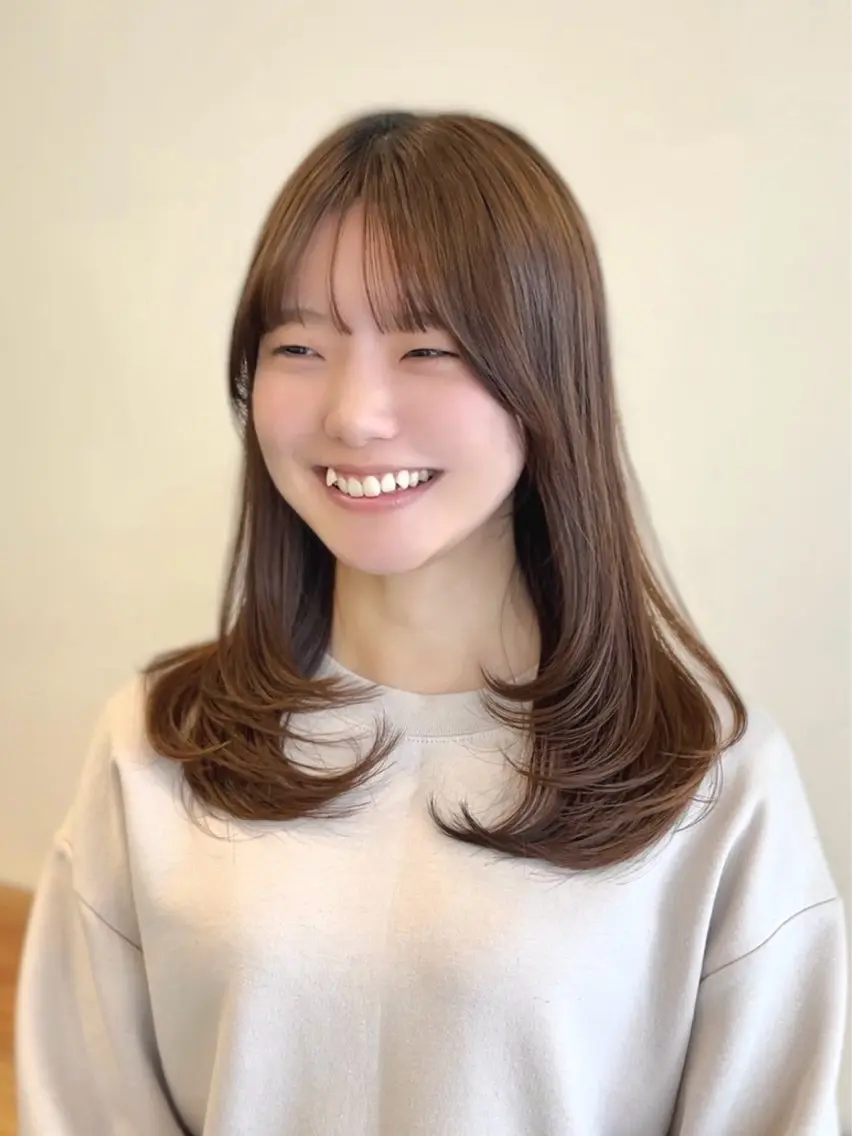 ミディアム カラー グレージュ くびれヘア 顔まわりレイヤー 韓国風ヘア レイヤーカット カット ヘアカラー VIEW EHIME 齋藤  あつきのヘアスタイル