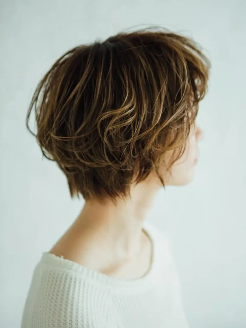 ショート カラー パーマ 大戸 彩葉のヘアスタイル