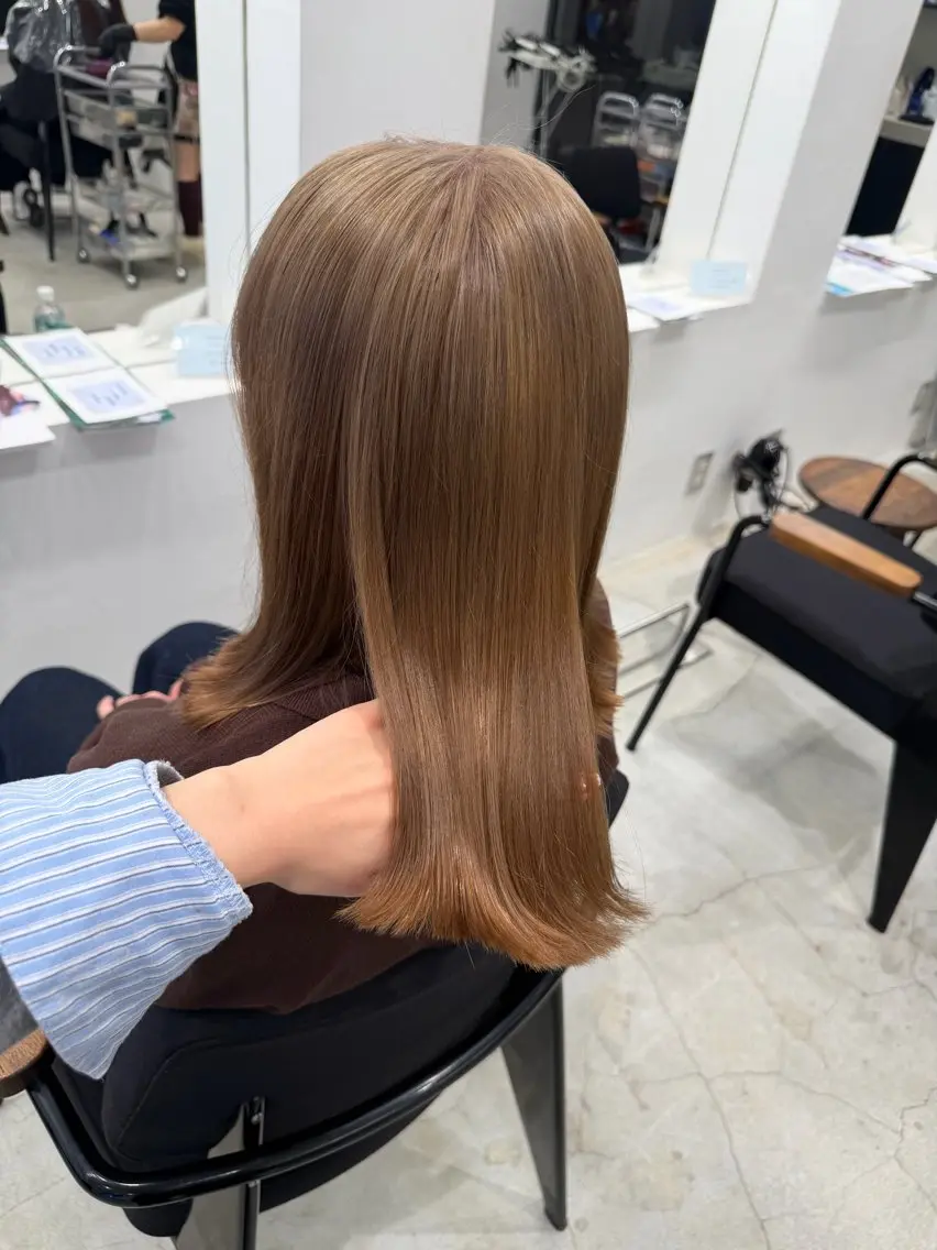 ミディアム カラー ベージュカラー ブリーチ 萩原 紗妃のヘアスタイル