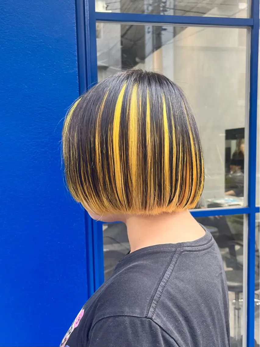 ショート カラー 黒髪 インナーカラー イエローカラー カット ヘアカラー 🎀♥️推しカラー tomoka💜🍭のヘアスタイル