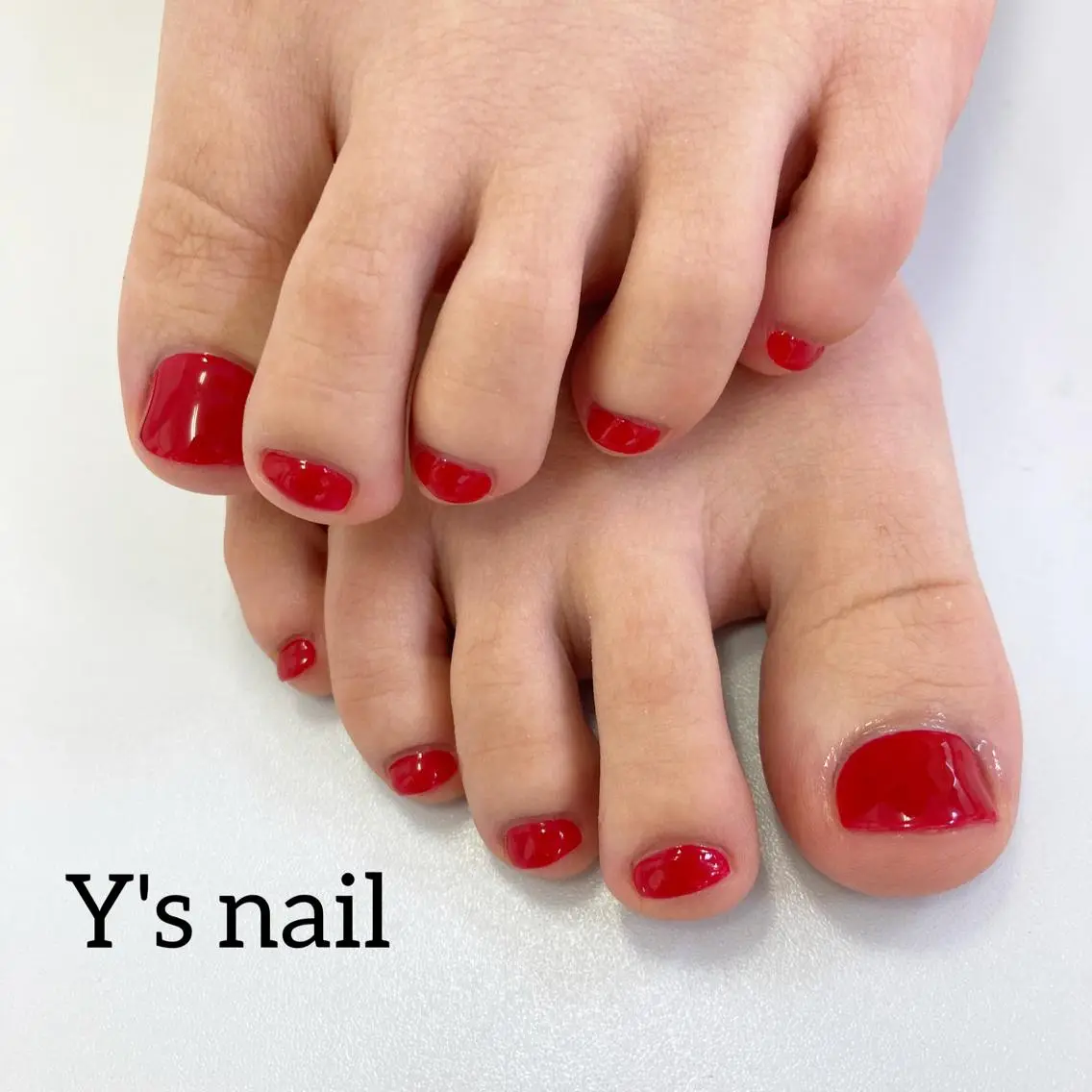 ネイル フットネイル 赤色 手書きが得意🖌️ Y’s  nailのネイルデザイン