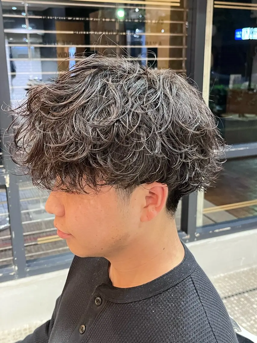 ミディアム パーマ メンズ ミディアムパーマ メンズパーマ 波巻きパーマ 濵田 蘭のヘアスタイル