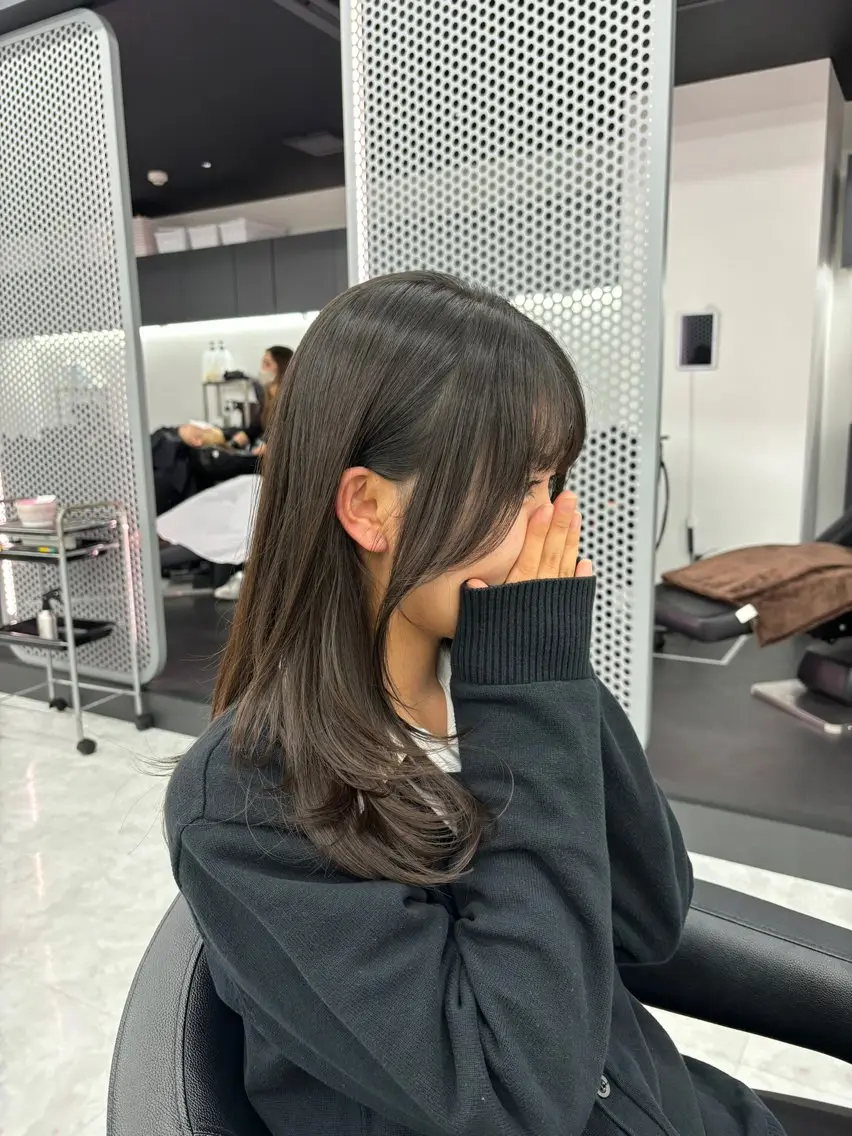 セミロング 抜け感レイヤー︴ ニュアンスカラーのヘアスタイル