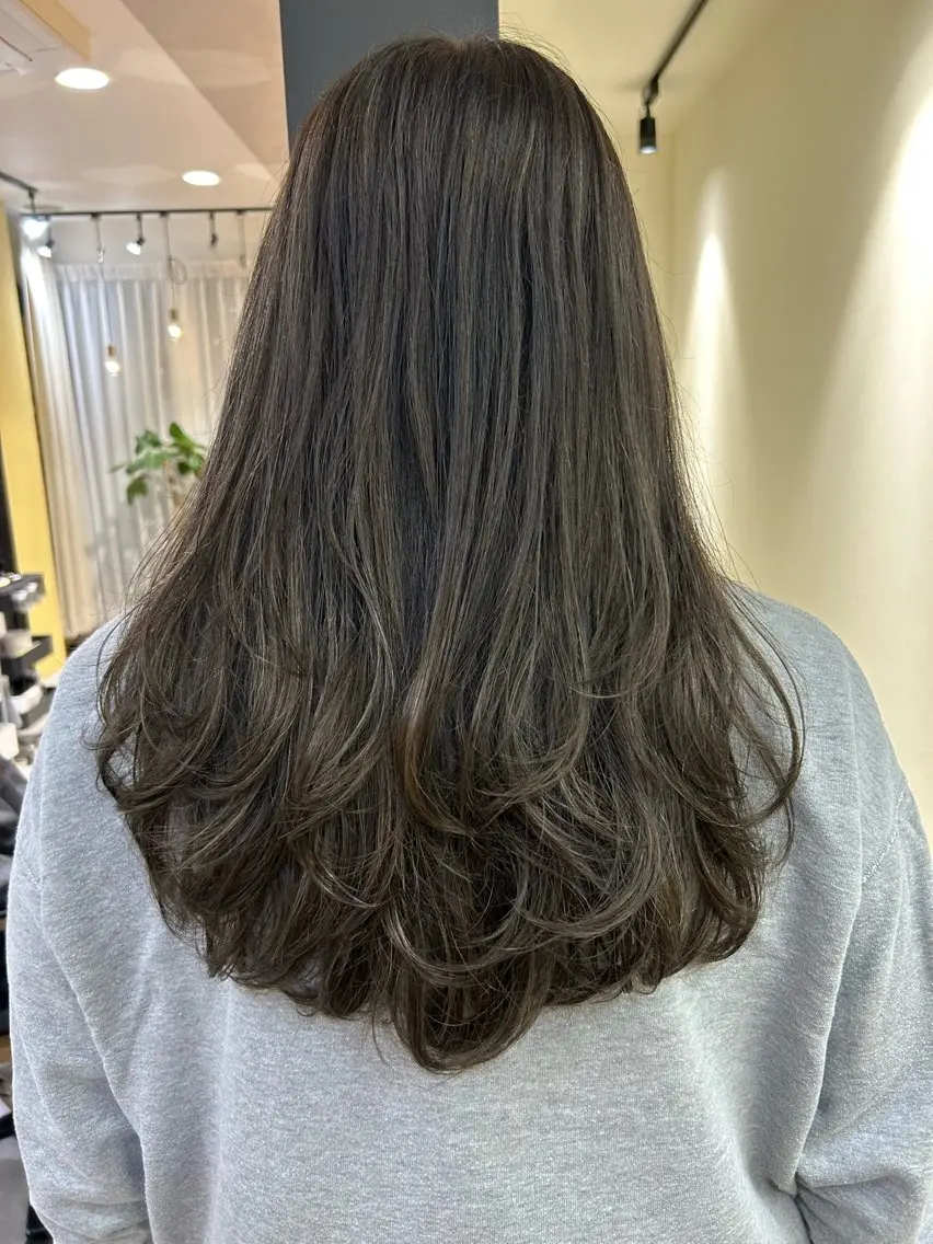ロング カラー アッシュ 透明感カラー ハイライトカラー オリーブアッシュ ハイライト カット ヘアカラー トリートメント hubhair レイヤー/透明感のヘアスタイル