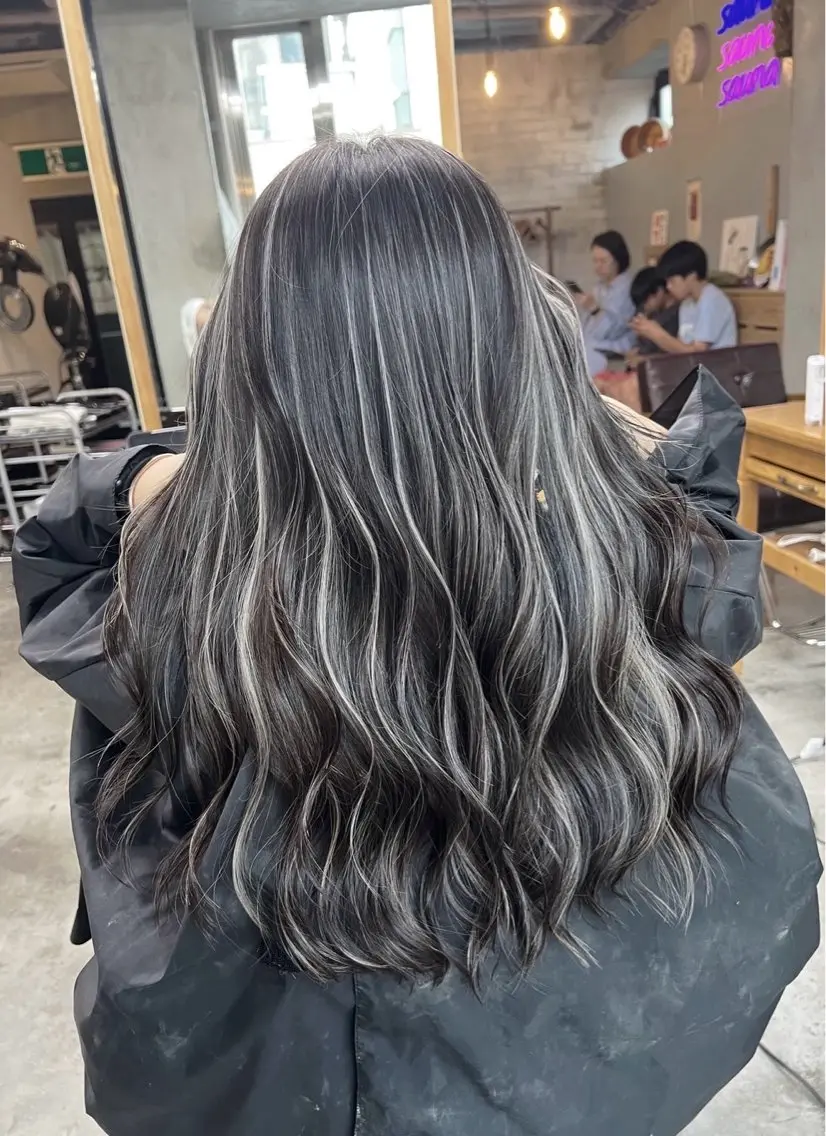 ロング カラー ダークグレー ダークグレージュ グレージュ ハイライトカラー ハイライト ヘアカラー トリートメント 指名数No.1 /NAOYAのヘアスタイル