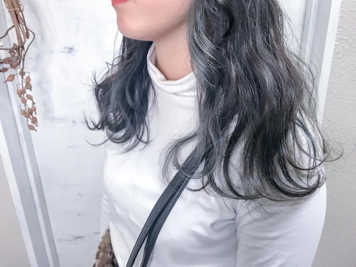 セミロング カラー ブルーカラー インナーカラー シルバー カット ヘアカラー BOX mico.のヘアスタイル