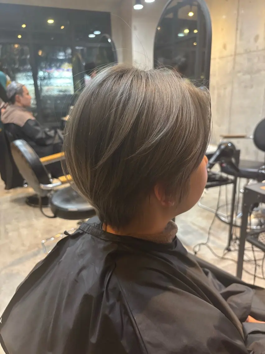 ショート カラー グレージュ 本多 光樹のヘアスタイル