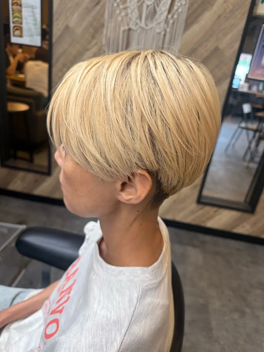 ショート カラー ハンサムショート ブリーチ ショートヘア 小顔カット ALOHANA + 一華のヘアスタイル
