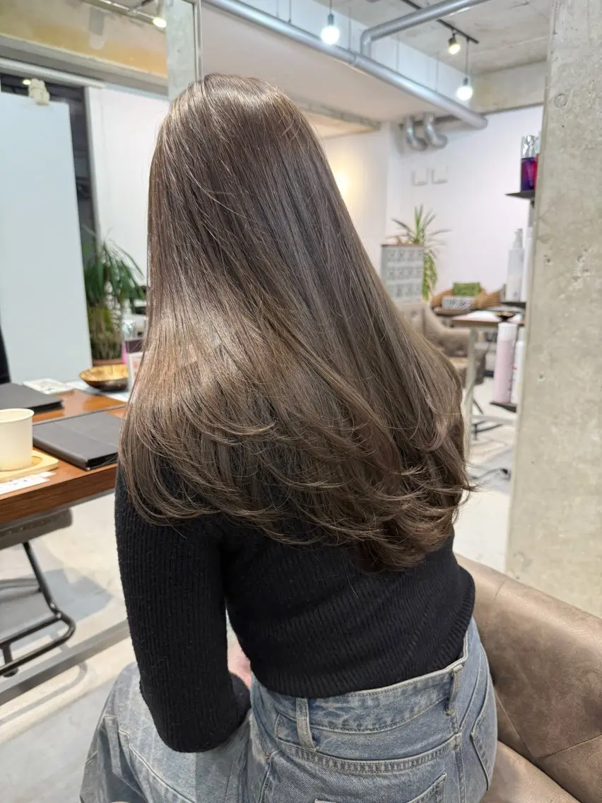 ロング カラー ベージュカラー 透明感カラー オリーブベージュ レイヤーカット カット ヘアカラー トリートメント カイリ /レイヤーカットのヘアスタイル