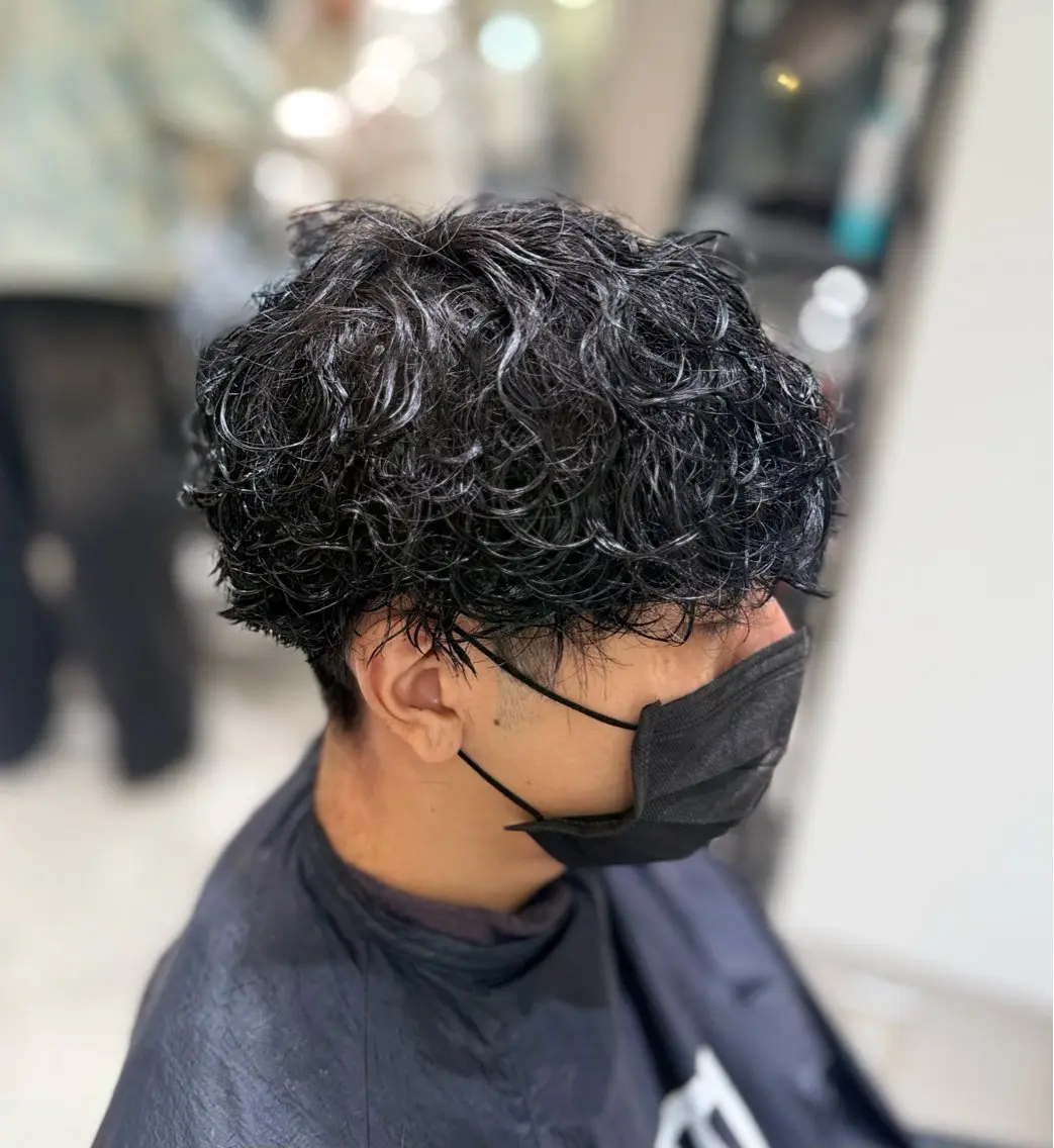 ショート パーマ メンズ カット パーマ トリートメント ヘアセット 渋谷ハイトーンカラー とーまぴ🙀のヘアスタイル