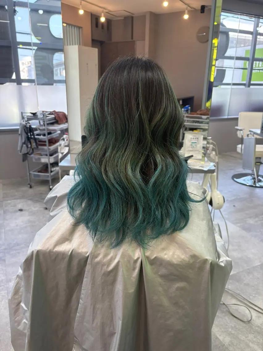 セミロング カラー デザインカラー 比嘉 翔太のヘアスタイル