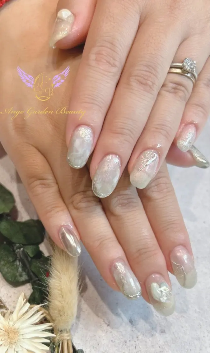 ネイル ラメ(グリッター) ミラーネイル ニュアンスネイル シルバー ブライダルネイル ハンドネイル AngeGarden Beautymihoのネイルデザイン