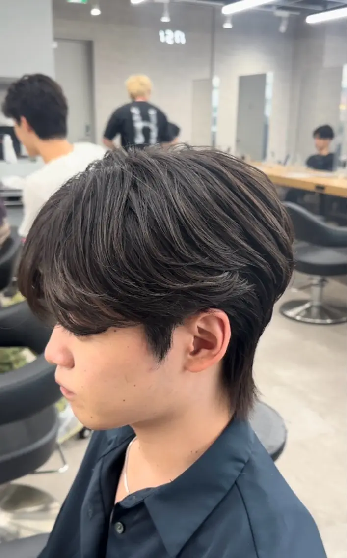ショート カラー パーマ メンズ センターパート フェザーパーマ メンズハイライト メンズメッシュ マッシュ 福井祥太／海外風 /プードルパーマのヘアスタイル