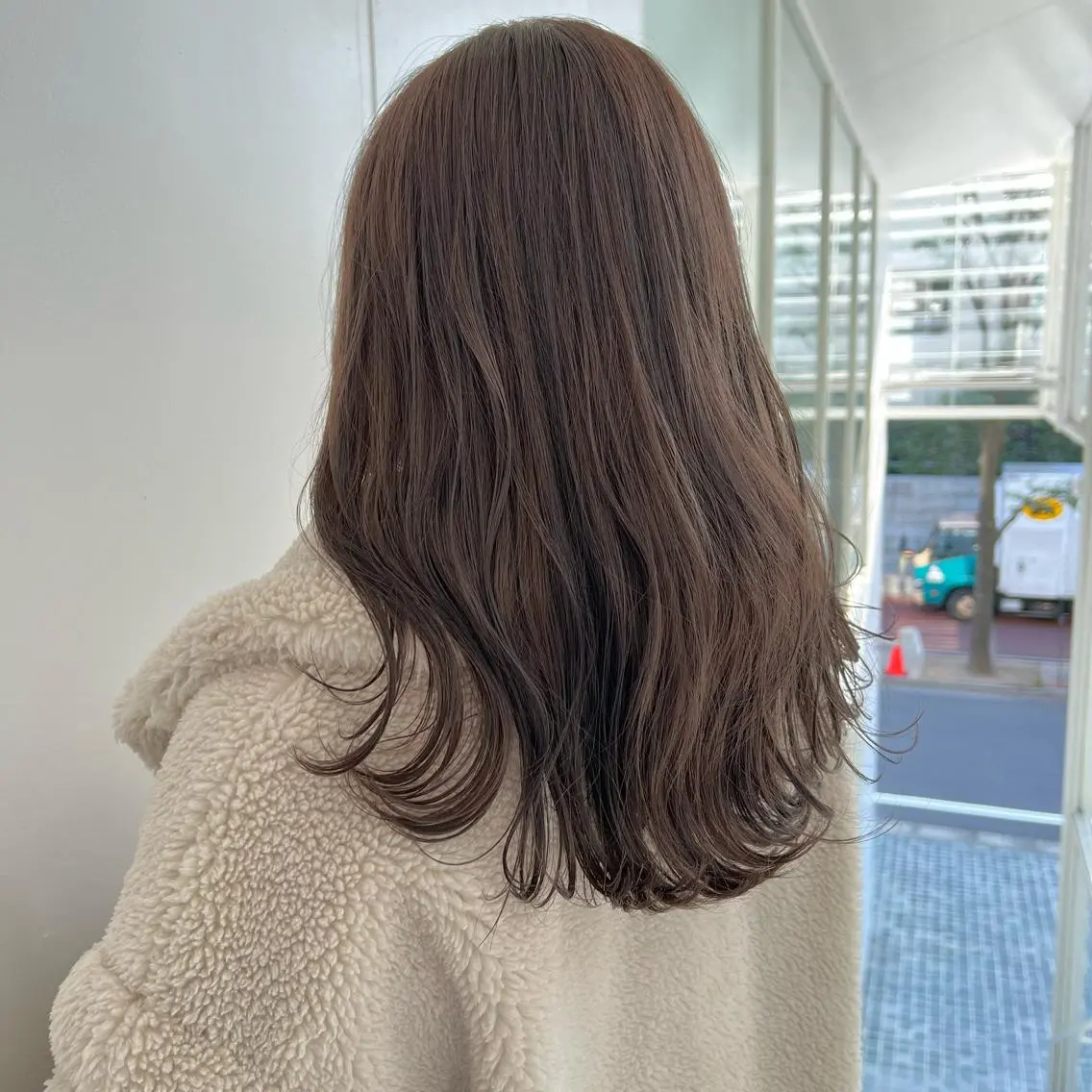 セミロング カラー ベージュカラー ブリーチ イヤリングカラー グレージュ ハイライトカラー マンツーマン×半個室 まちだきょうすけのヘアスタイル