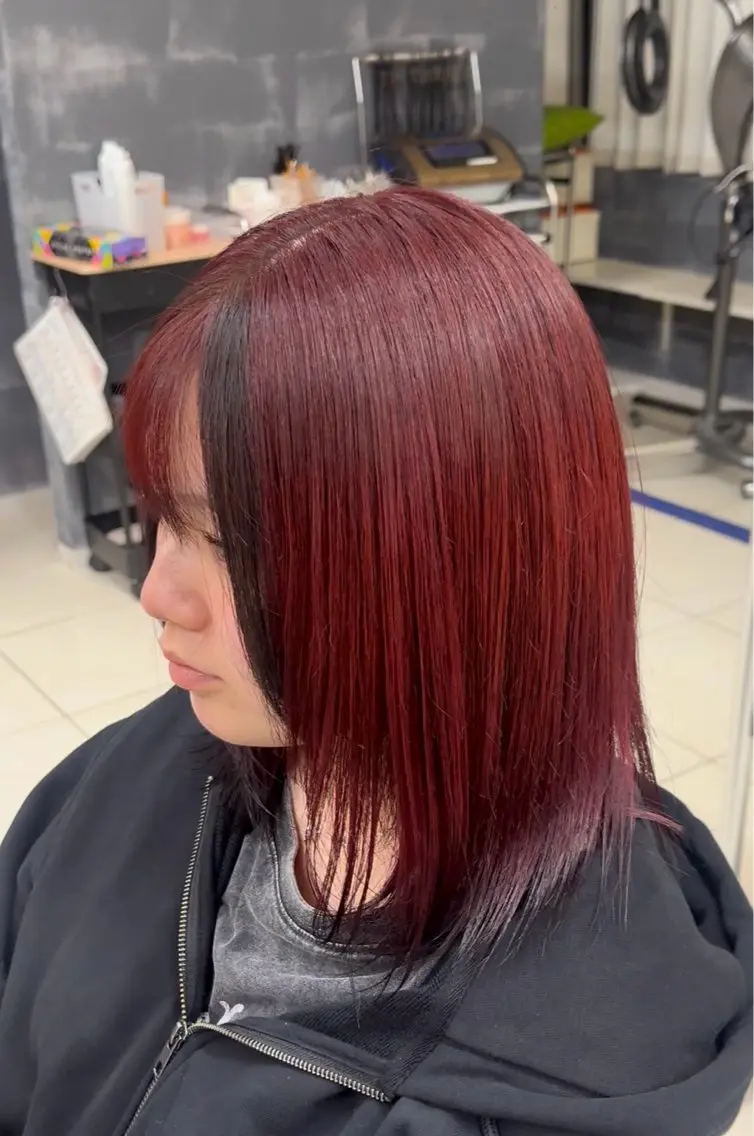 ミディアム カラー ブリーチ ボルドーカラー デザインカラー レッドカラー ボブ ヘアカラー 🤎柔らかモテカラー 🌟佐藤壮也🌟のヘアスタイル