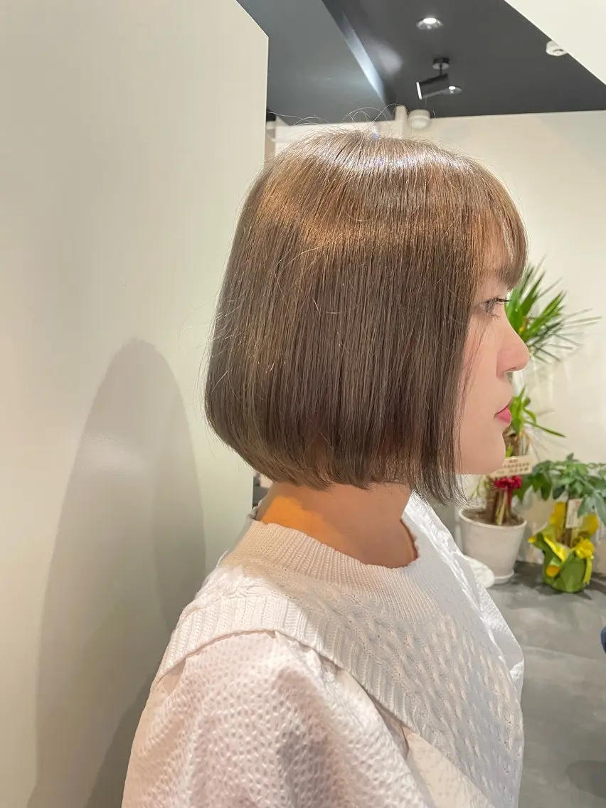 ミディアム カラー ベージュカラー ブリーチ シルバー シルバーベージュ 似合わせスタイル🪮 🌿まなべさとみ🌿のヘアスタイル