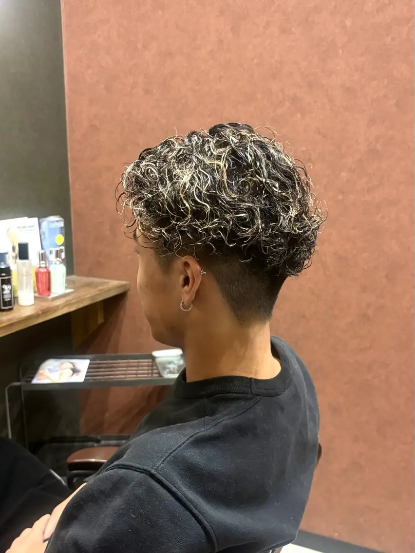 ショート カラー パーマ メンズ メンズブリーチ メンズメッシュ スペインカール ブリーチ メッシュ カット ヘアカラー パーマ トリートメント メンズ特化 / Reiのヘアスタイル