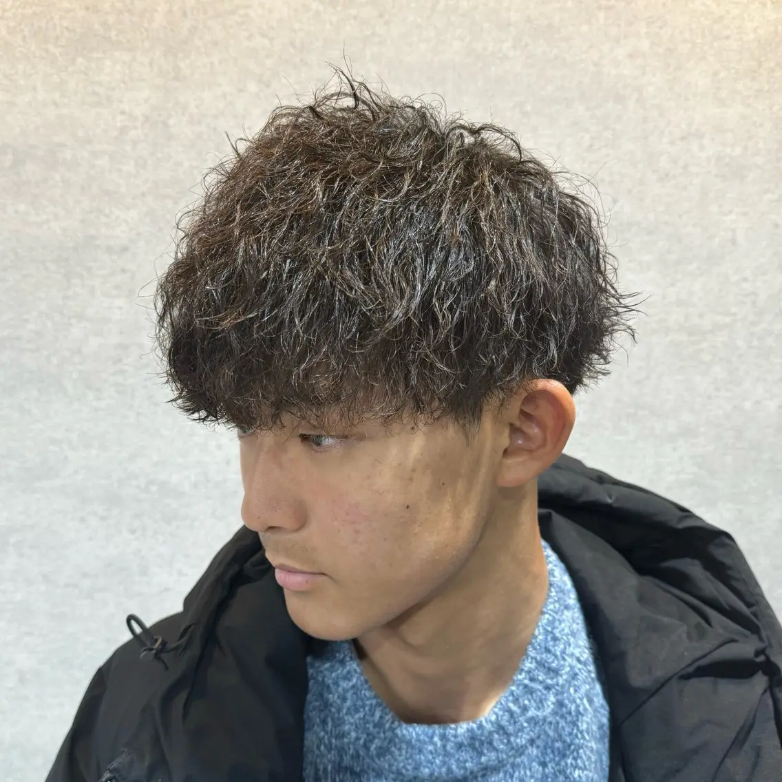ショート カラー パーマ ヘアアレンジ メンズ センターパート メンズハイライト メンズメッシュ マッシュ メンズパーマ カット パーマ トリートメント ヘッドスパ ヘアセット 仕上がり満足度No. 1🔥BLUCK🔥のヘアスタイル