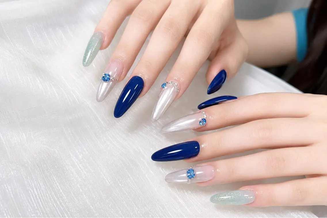 ネイル フラッシュネイル フットネイル フレンチネイル ジェルネイル ガラスフレンチ chicmuse nailのネイルデザイン