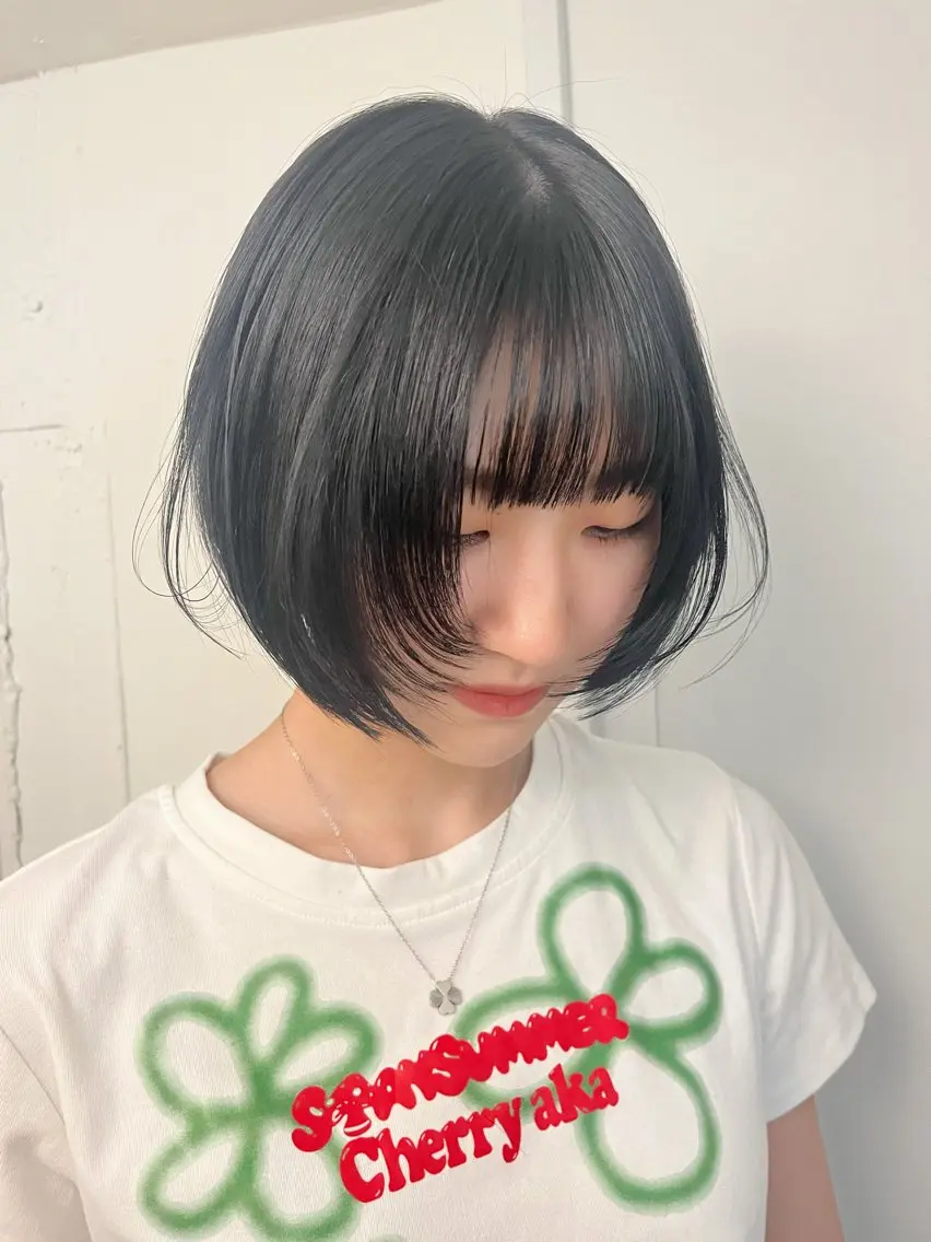 ショート カラー 黒髪 ブルーカラー ブルーブラック ボブ 顔まわりレイヤー Airi 韓国y2k ハイレイヤーのヘアスタイル